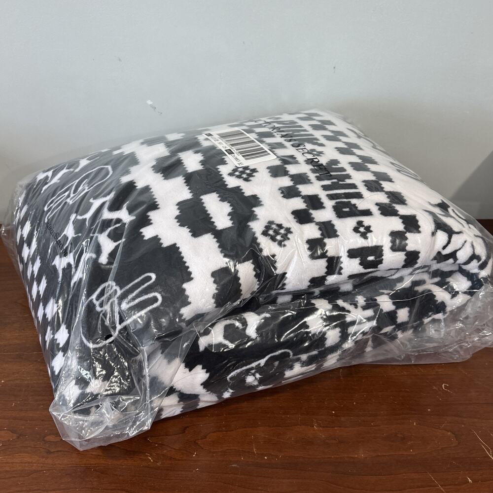 Victoria's Secret PINK Sherpa Blanket Fair Isle Dog 50x 60 White Black Peace NEW - Picture 4 of 4